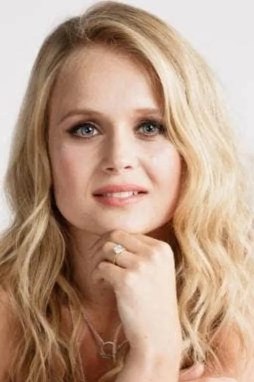 Rebekah Palmer interpretando a Skye