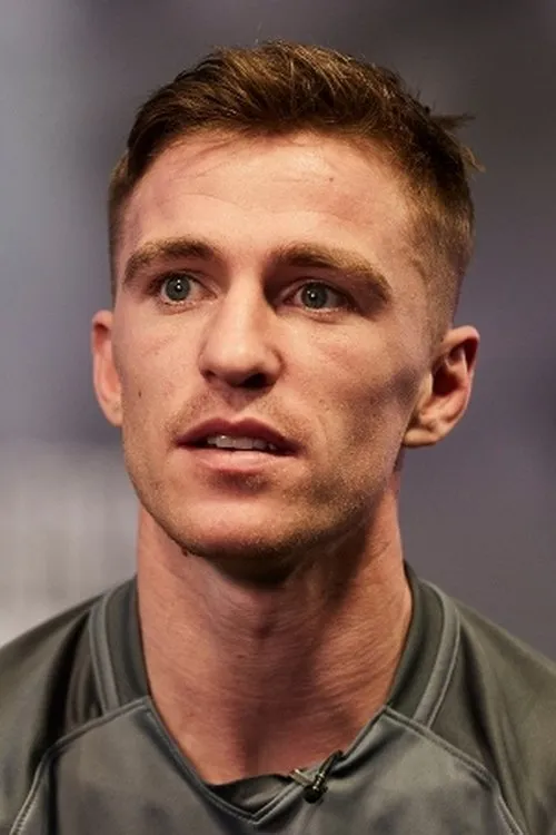 Reece Mould interpretando a Self