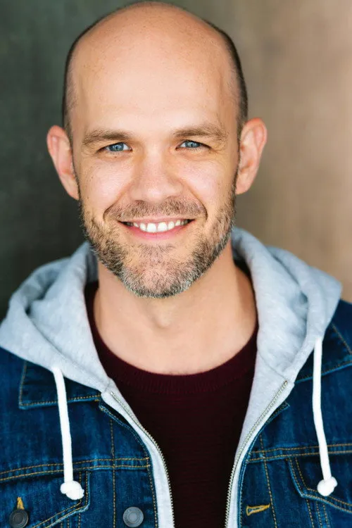 Reed Willard interpretando a Curtis