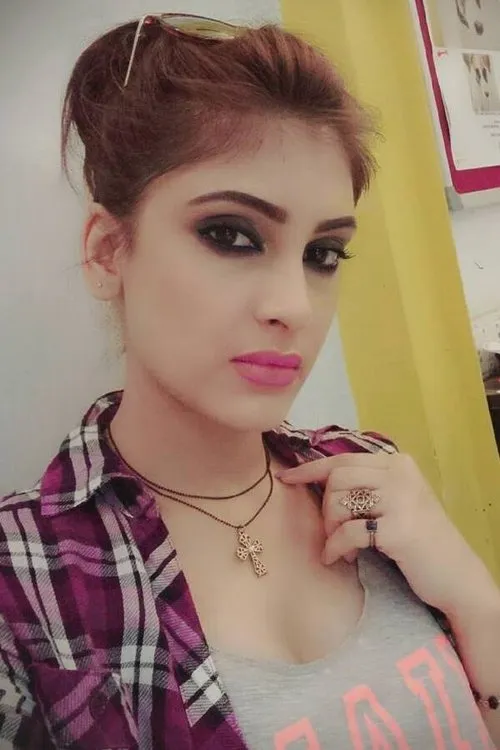 Reena Aggarwal interpretando a Meera