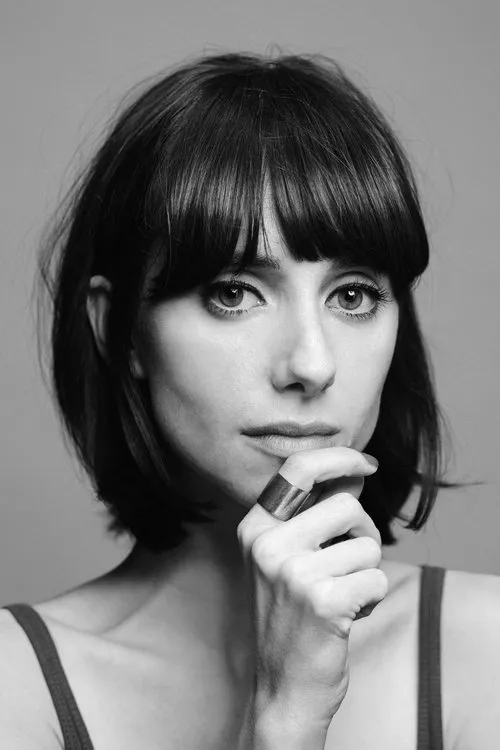 Regan James interpretando a Allie