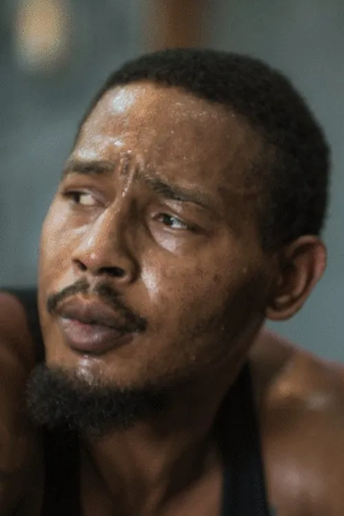 Reggie Barnett Jr. interpretando a Self