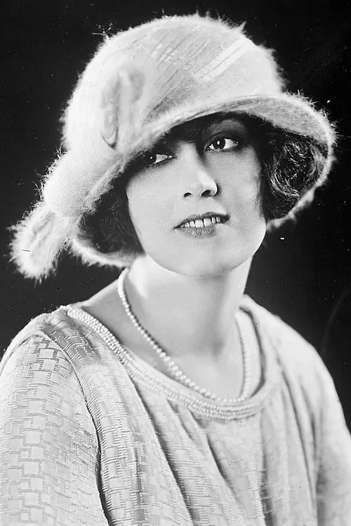 Regina Quinn interpretando a French Girl - Red Cross Nurse