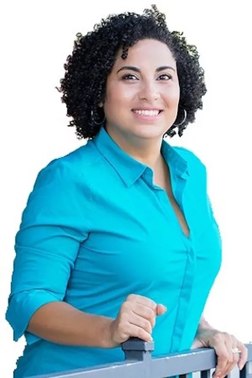 Regina Rains interpretando a Office Worker