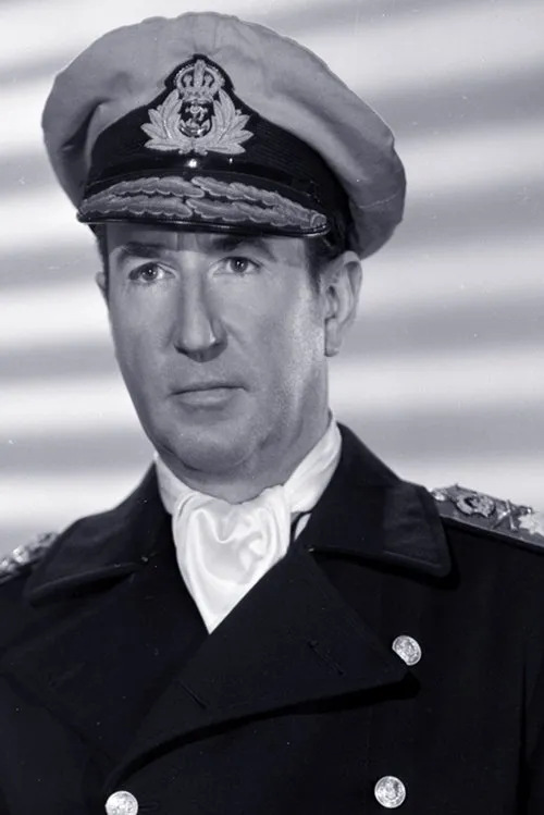 Reginald Tate interpretando a Maj. Richards