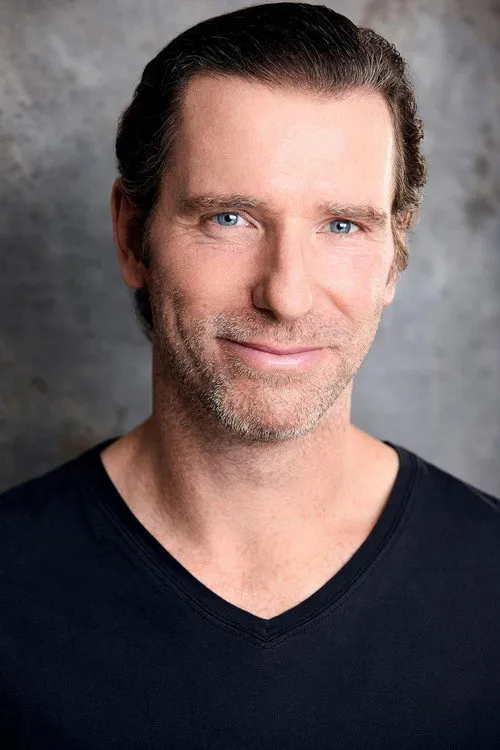 Reid Taylor interpretando a Police Officer