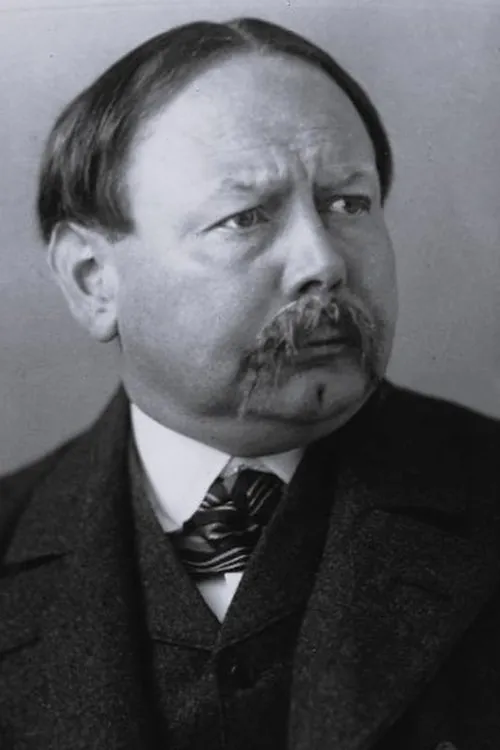 Reinhold Häussermann interpretando a Polizeirat Alois Hartl