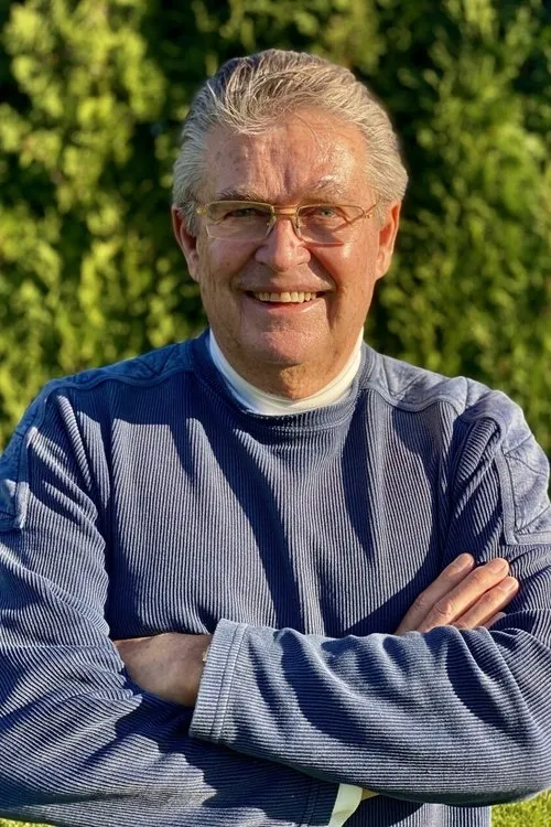 Remo Caprino interpretando a Himself