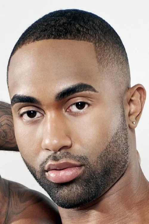 Remy Cruze interpretando a Co-Worker Victor