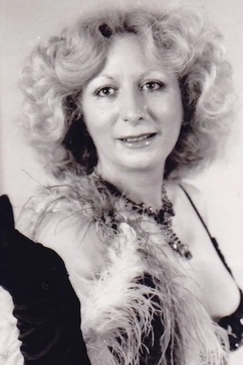 Rena Venieri interpretando a Vagelio