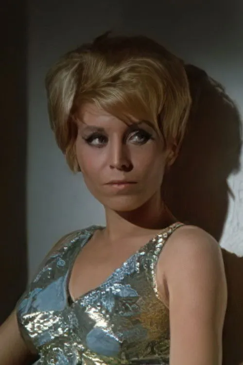 Renate Birgo interpretando a L'infirmière