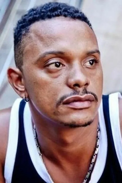 Renato de Souza interpretando a Deley