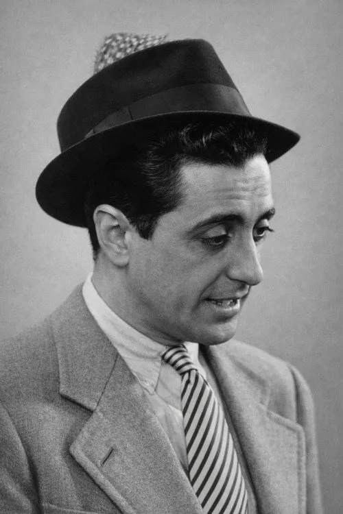 René Alié interpretando a Policeman (uncredited)