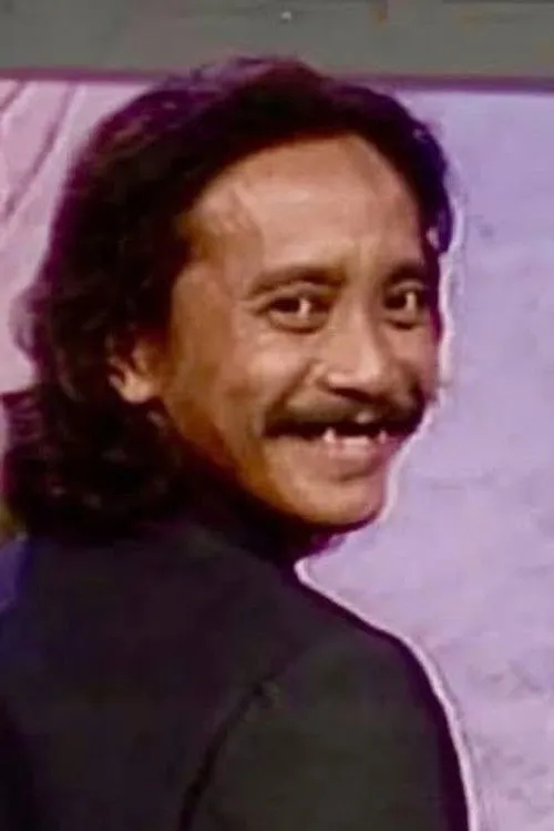 Rene Requiestas interpretando a James Dacuycoy