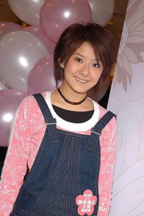 Renee Dai interpretando a Lok