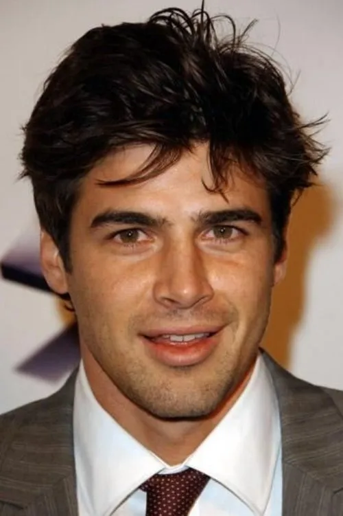 Reshad Strik interpretando a