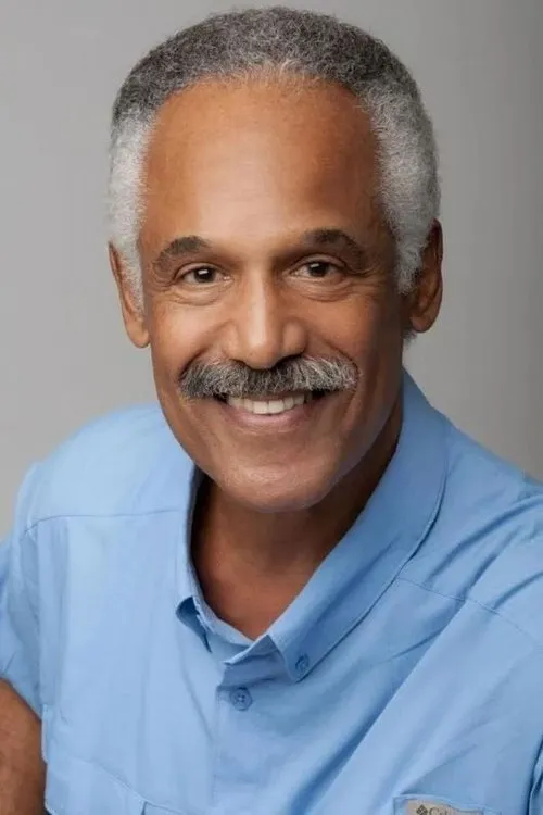 Reuben Greene interpretando a Bernard