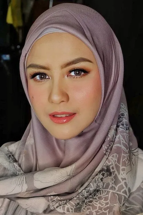 Revalina S. Temat interpretando a Asmara