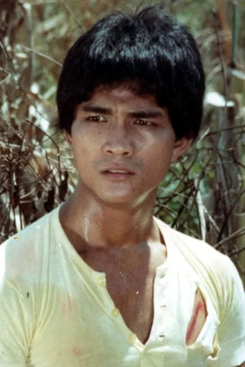 Rey Malonzo interpretando a Lt. Narcisco Montalvo