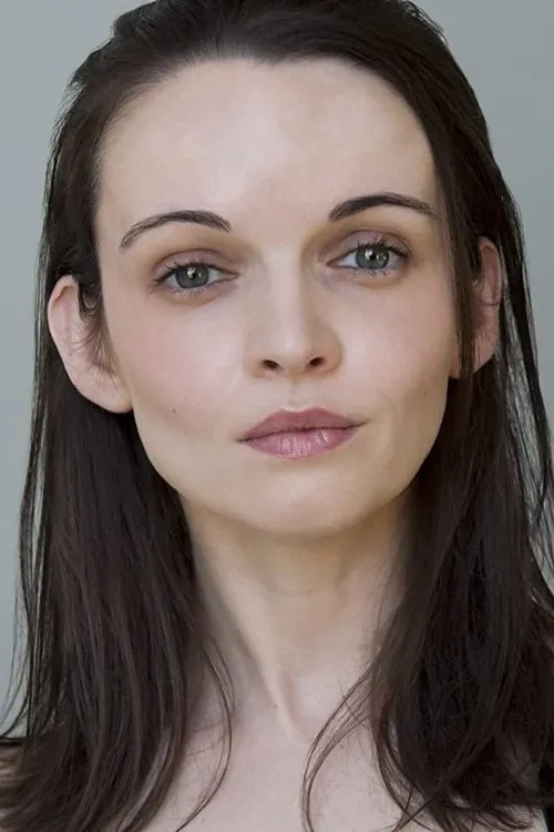 Reyna de Courcy interpretando a Maggie