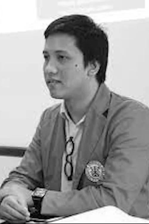 Rezki Fadlun interpretando a Sisin