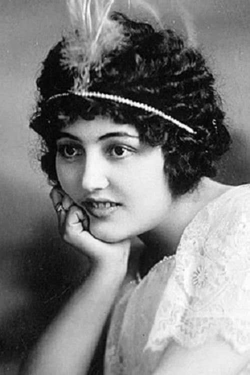 Rhea Haines interpretando a The Nurse