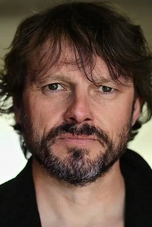 Rhodri Miles interpretando a P.C. Adams