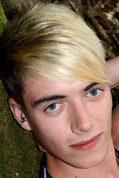 Rhys Casey interpretando a