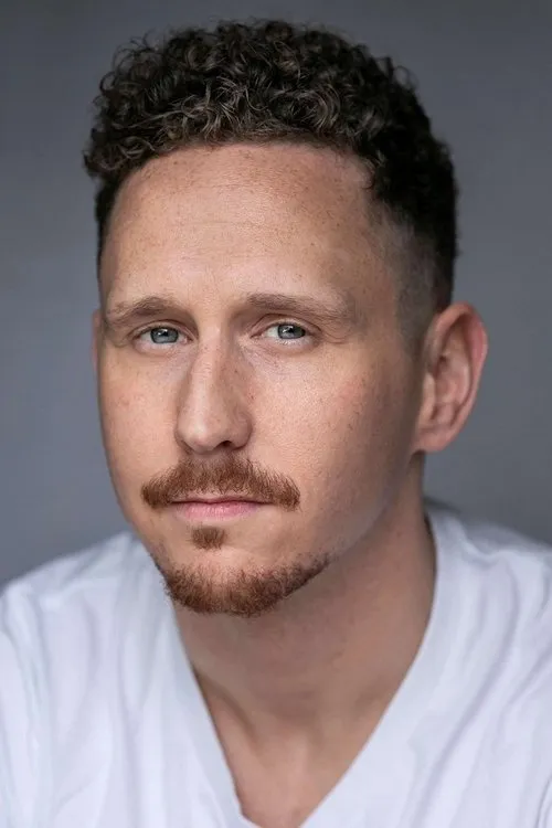 Rhys Huber interpretando a Jon Reuschel