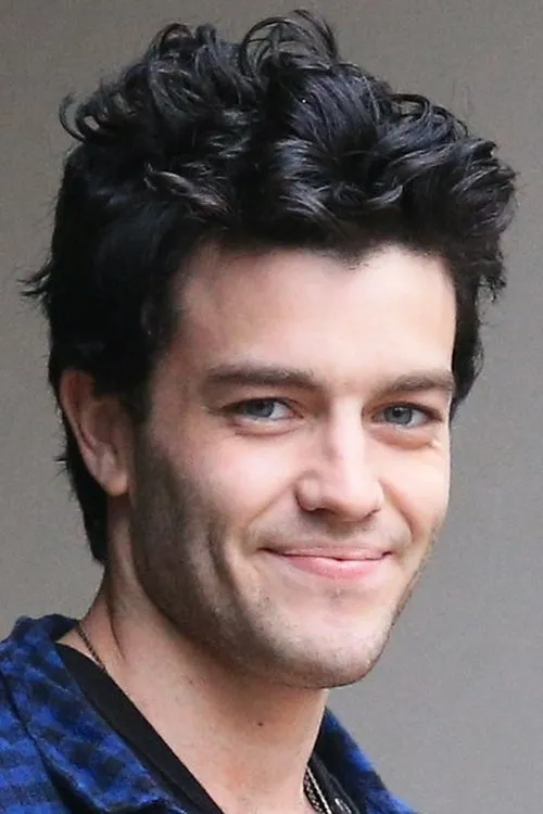 Rhys Ward interpretando a Greg Milles