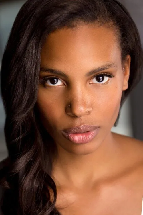 Ria Ridley interpretando a Leah Sterling