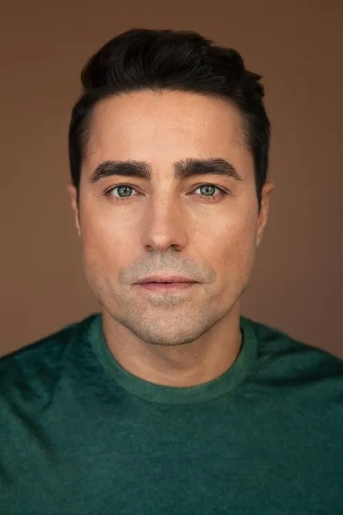 Ricardo Pereira interpretando a Marcos