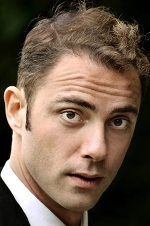 Riccardo Floris interpretando a Acquirente casale