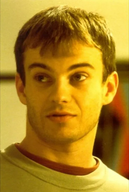 Riccardo Salerno interpretando a Giorgio