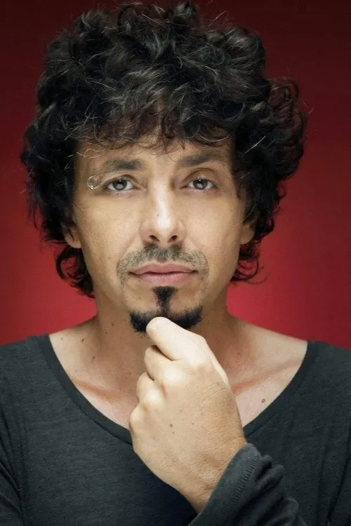 Riccardo Sinigallia interpretando a Himself