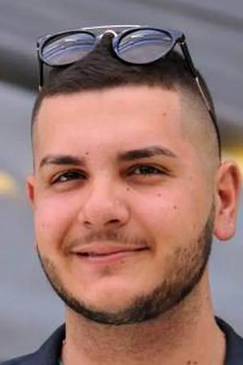 Riccardo Vitiello interpretando a Leo