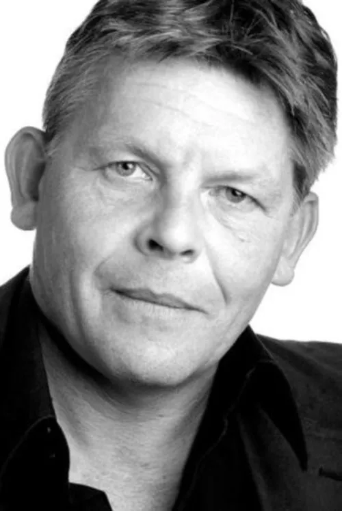 Richard Aspel interpretando a Soldier #3