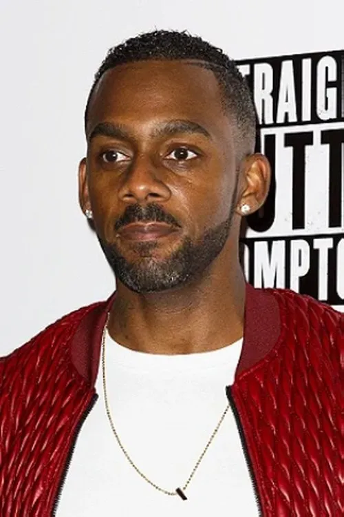 Richard Blackwood interpretando a Russell