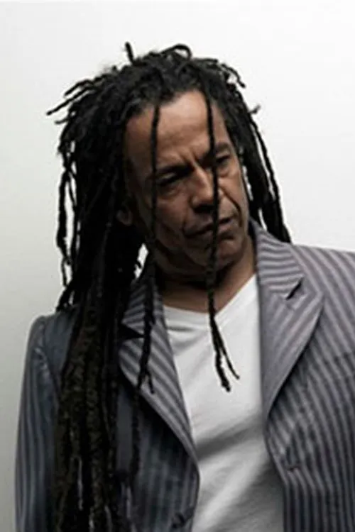 Richard 'Cass' Lewis interpretando a Bass, Vocals