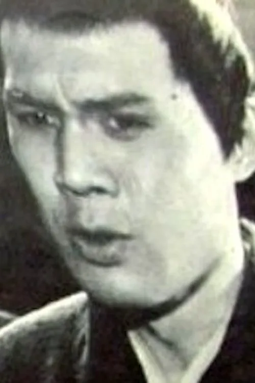 Richard Chen interpretando a Tsui Ming