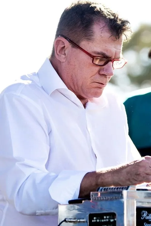 Richard Comeaux interpretando a Self