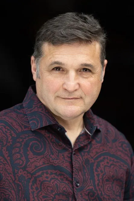 Mackenzie Connolly ha trabajado con Richard Duva en 1 ocasiones