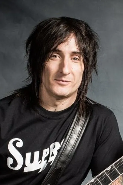 Richard Fortus interpretando a Self