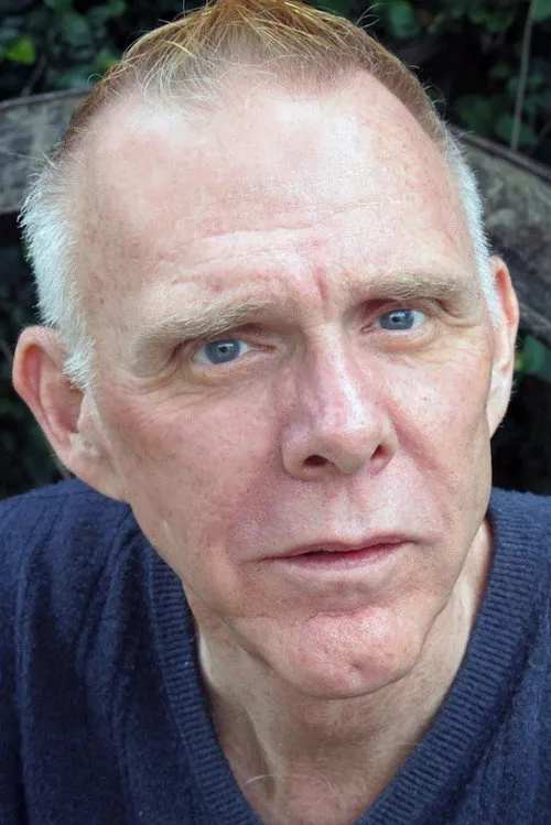 Richard French interpretando a Mark of Deluxe Movies