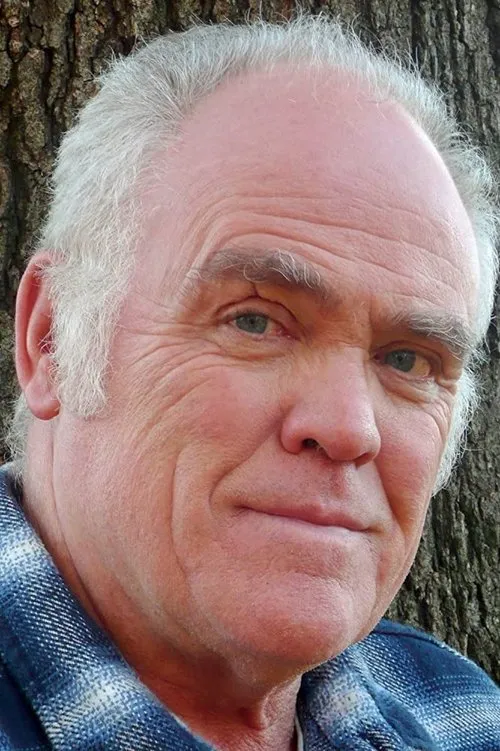 Richard Fullerton interpretando a Homeowner