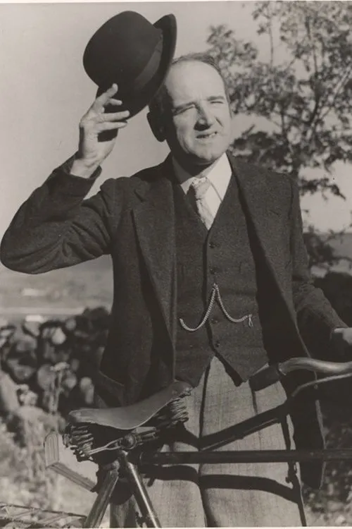 Richard Hayward interpretando a Mike Dooley