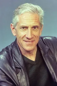 Richard Irving interpretando a Jack Riley