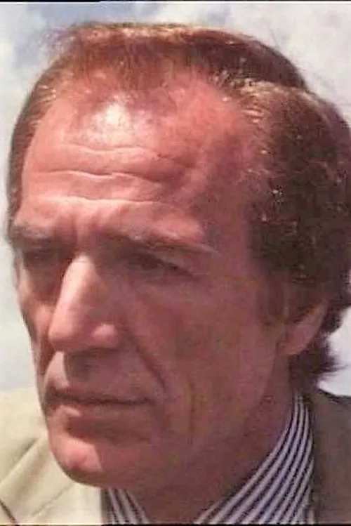 Richard Kolin interpretando a Acompañante de Lin en bar (uncredited)