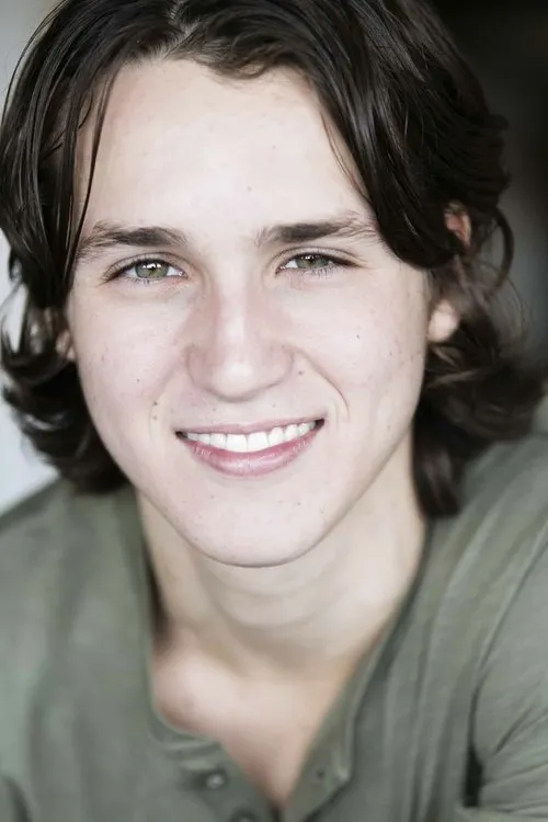 Richard Meehan interpretando a Toby