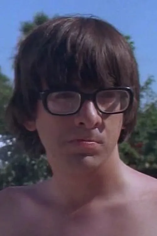 Richard Nathan interpretando a Raymond